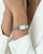 Silberne Damenarmbanduhr mit Metallband, rechteckigem Ziffernblatt und römischen Ziffern