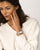 Damen-Armbanduhr am Handgelenk: silbernes Metallgliederarmband und rechteckiges Uhrgehäuse