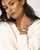 Damen-Armbanduhr am Handgelenk mit goldfarbenem Metallarmband und rechteckigem Zifferblatt