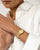 Mockberg Royal Damenarmbanduhr am Handgelenk, goldfarbenes Metallband, sichtbare Krone