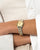 Mockberg Royal Armbanduhr am Handgelenk mit rundem champagnerfarbenem Zifferblatt im Bicolor-Design.