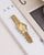 Mockberg Royal Damenarmbanduhr auf Verpackung, champagnerfarbenes Metallband und Zifferblatt