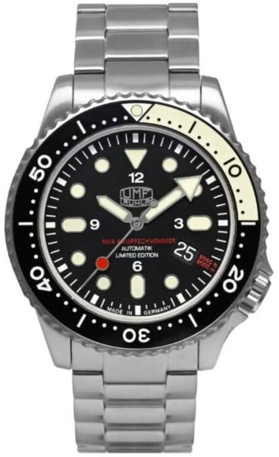 Montre homme avec cadran noir, index luminescents et bracelet en acier inoxydable
