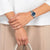 Montre pour femme avec cadran bleu au poignet, bracelet en acier inoxydable argenté