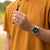 Montre Casio EDIFICE pour homme au poignet, cadran bleu et bracelet en acier.
