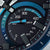 Cadran de montre pour homme en détail : affichage noir, accents bleus et échelle jusqu'à 400