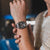 Montre pour homme au poignet avec bracelet en métal argenté et cadran noir