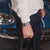 Montre-bracelet au poignet : cadran bleu, bracelet en acier inoxydable argenté