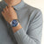Montre bracelet pour homme avec boîtier rond en acier inoxydable et cadran bleu, chronographe, au poignet