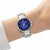 Montre pour femme au poignet : cadran bleu avec index diamants et bracelet en acier inoxydable