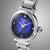 Vue de face d'une montre pour femme avec cadran bleu, lunette sertie de diamants et bracelet en acier inoxydable