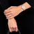 Montre pour femme avec bracelet doré au poignet, cadran bleu