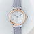 Damen-Uhr mit grauem Lederband, roségoldener Lünette und hellem Zifferblatt mit Markern