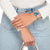 Damenuhr am Handgelenk mit blauem Zifferblatt und silbernem Metallarmband