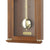 Pendule avec balancier doré et fenêtre rectangulaire en verre dans un boîtier en bois