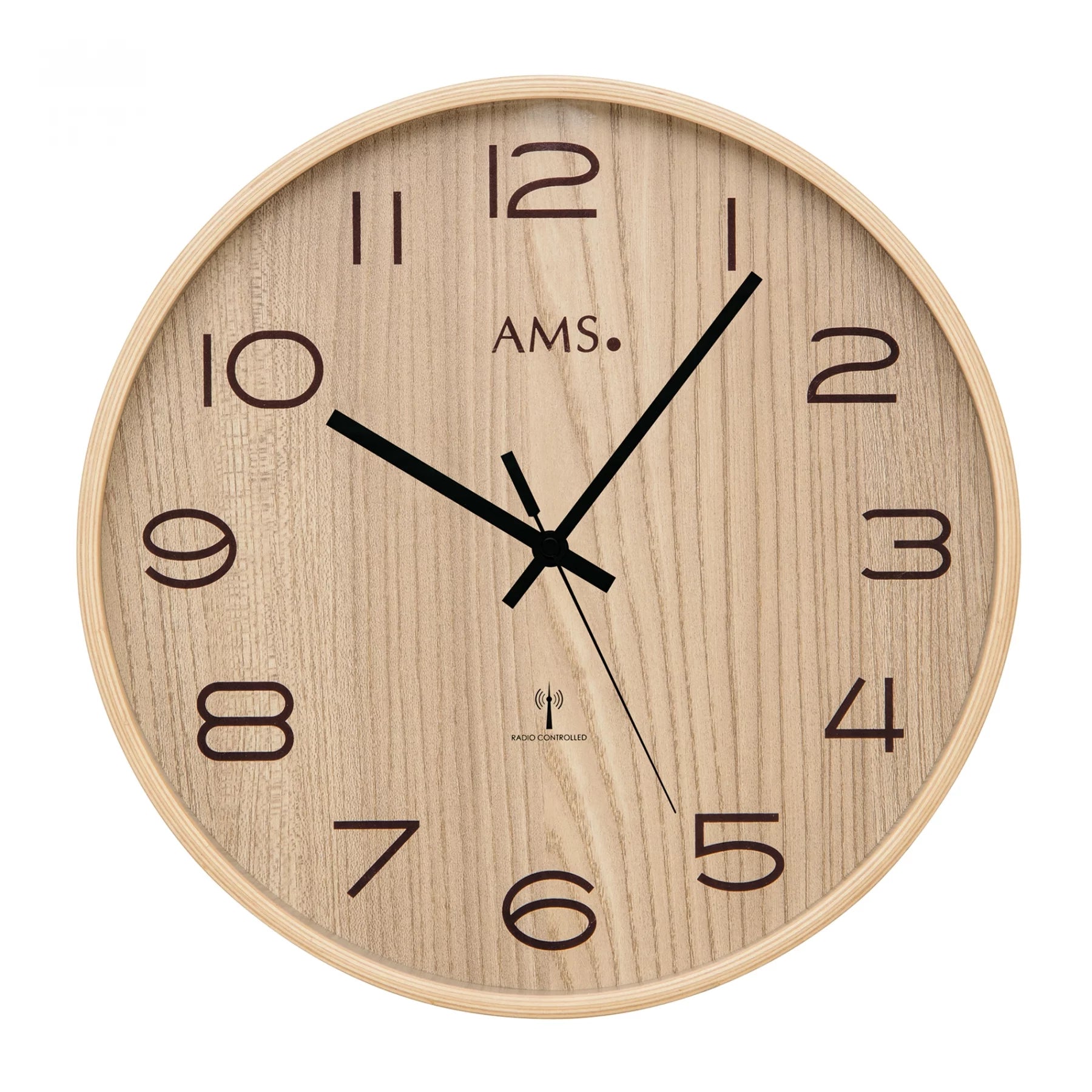 Horloge murale en bois avec cadran beige, aiguilles des heures et des minutes noires, logo AMS