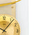 Horloge murale avec cadran doré, aiguilles et chiffres noirs 12/1