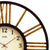 Extrait d'une horloge murale avec chiffres romains 12 et 1 sur un cadran beige