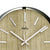 Cadran de montre murale aspect bois avec aiguilles blanches et cadre noir