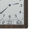 Horloge murale avec cadre en bois, cadran blanc et affichage numérique de la date, du jour et de la température 16,0°C