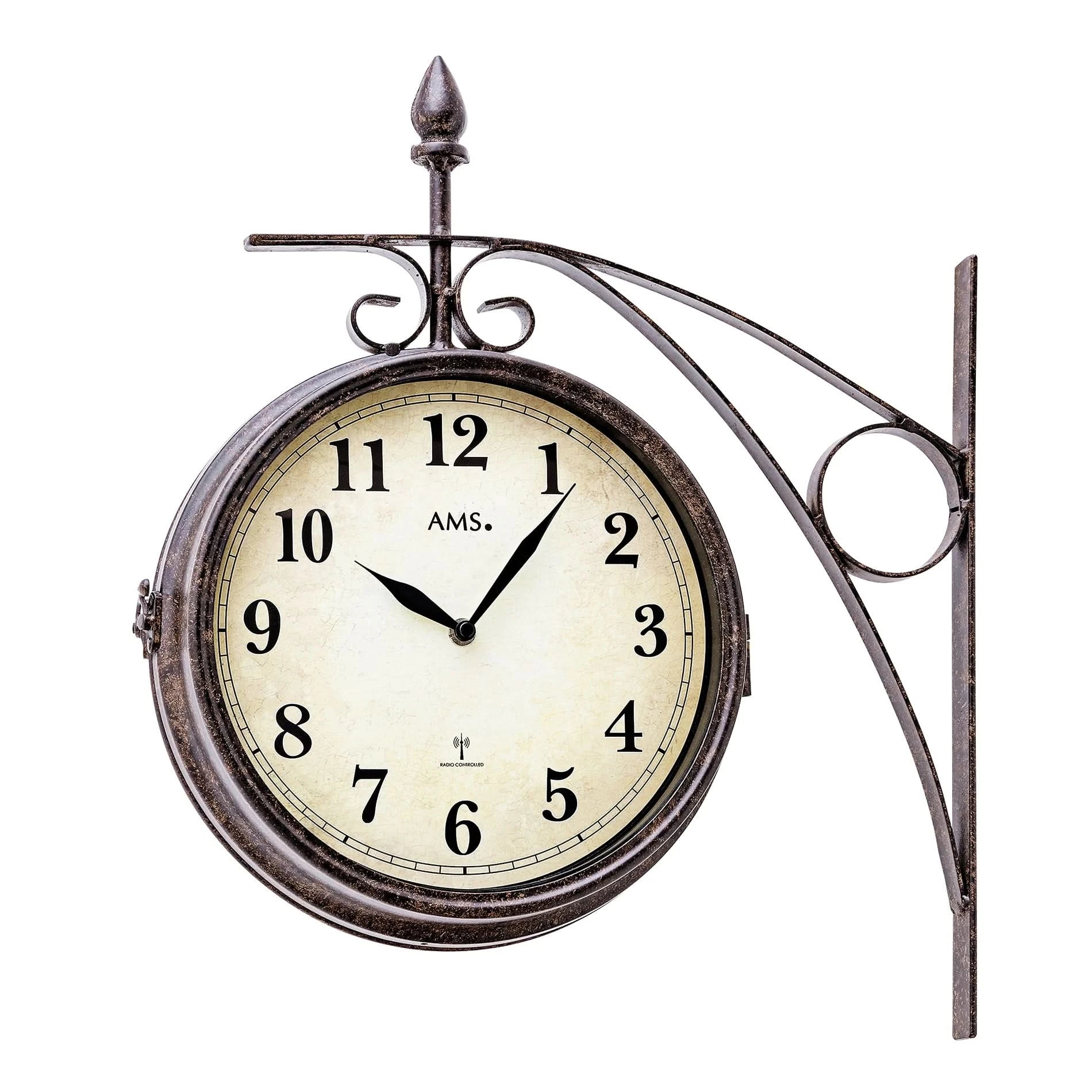 Horloge de gare avec cadran rond, chiffres romains, boîtier en métal brun rouille