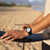 Montre de plongée Luminox au poignet avec bracelet noir sur la plage