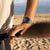 Montre pour femme au poignet avec cadran bleu et bracelet à maillons en acier inoxydable