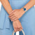 Montre pour femme au poignet avec cadran bleu et bracelet en acier inoxydable, portée avec des vêtements bleu clair