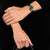 Montre femme Citizen au poignet avec bracelet en cuir noir et cadran noir
