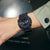 Casio G-Shock Uhr am Handgelenk: schwarzes Resinarmband und Analog-Digital-Display