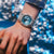 Casio G-Shock Herrenuhr am Handgelenk mit transparentem Band und blauem Zifferblatt
