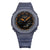 G-Shock Herrenuhr Vorderansicht: blaues Armband, schwarzes Zifferblatt mit orangefarbenen Linien