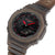 Casio G-Shock Herrenuhr im 3/4-Ansicht, braunes Gehäuse, schwarzes Zifferblatt mit roten Akzenten
