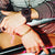 Casio G-Shock Herrenuhr am Handgelenk mit braunem Armband und schwarzem Zifferblatt
