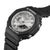 G-Shock Herrenuhr in Schrägansicht: schwarzes Gehäuse, silbernes Zifferblatt, Schutzrand.