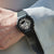 Casio G-Shock Armbanduhr mit schwarzem Gehäuse und Metallband, Detail am Handgelenk