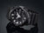 Casio G-SHOCK montre homme en vue latérale, boîtier noir anguleux et boutons