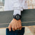Montre robuste pour homme au poignet : boîtier noir avec affichage numérique et analogique