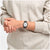 Swatch-Uhr am Handgelenk: schwarzes Silikonarmband, weißes Zifferblatt, Datumsfenster