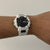 Casio G-Shock montre homme avec bracelet blanc et cadran noir au poignet