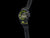 Montre G-Shock de côté, bracelet noir avec accent vert sur le boîtier.