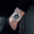 Montre pour homme avec bracelet en caoutchouc noir et boîtier argenté ; cadran noir.