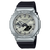 Herrenuhr mit achteckigem Edelstahlgehäuse, schwarzem Band und Zifferblatt mit Displayanzeige.