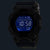 Casio G-Shock Digitaluhr mit schwarzem Harzarmband und blau leuchtendem Display.