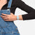 Swatch Armbanduhr am Handgelenk mit hellem Silikonband und blauem Ziffernblatt