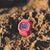 Pinkfarbene digitale G-SHOCK Uhr auf Felsen mit Displayanzeige