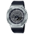 G-SHOCK GM-2100 Uhr frontal: silbernes Metallgehäuse, schwarzes Armband, Digitalanzeige rechts
