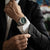 G-Shock Herrenarmbanduhr am Handgelenk mit Metallarmband und türkisfarbenem Zifferblatt