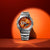 Casio G-Shock Herrenuhr frontal: silbernes Gehäuse und orangefarbenes Zifferblatt mit Digitalfenster