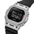 Casio G‑Shock Digitaluhr GM‑5600M‑1ER in Schrägansicht, Edelstahl-Lünette, schwarzes Band